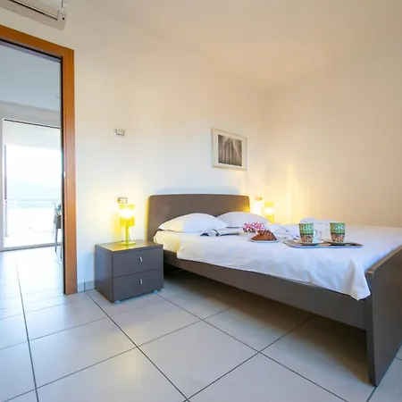 Vista Di Fantastico Pool - Happy Apartamento