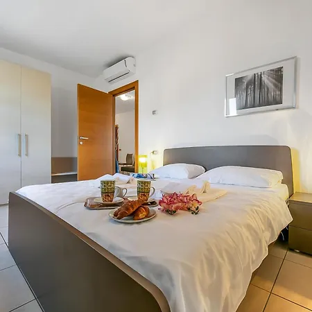 Vista Di Maccagno Fantastico: View, Pool & Balcony - Happy Rentals