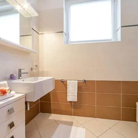 公寓 Vista Di Maccagno Fantastico: View, Pool & Balcony - Happy Rentals *